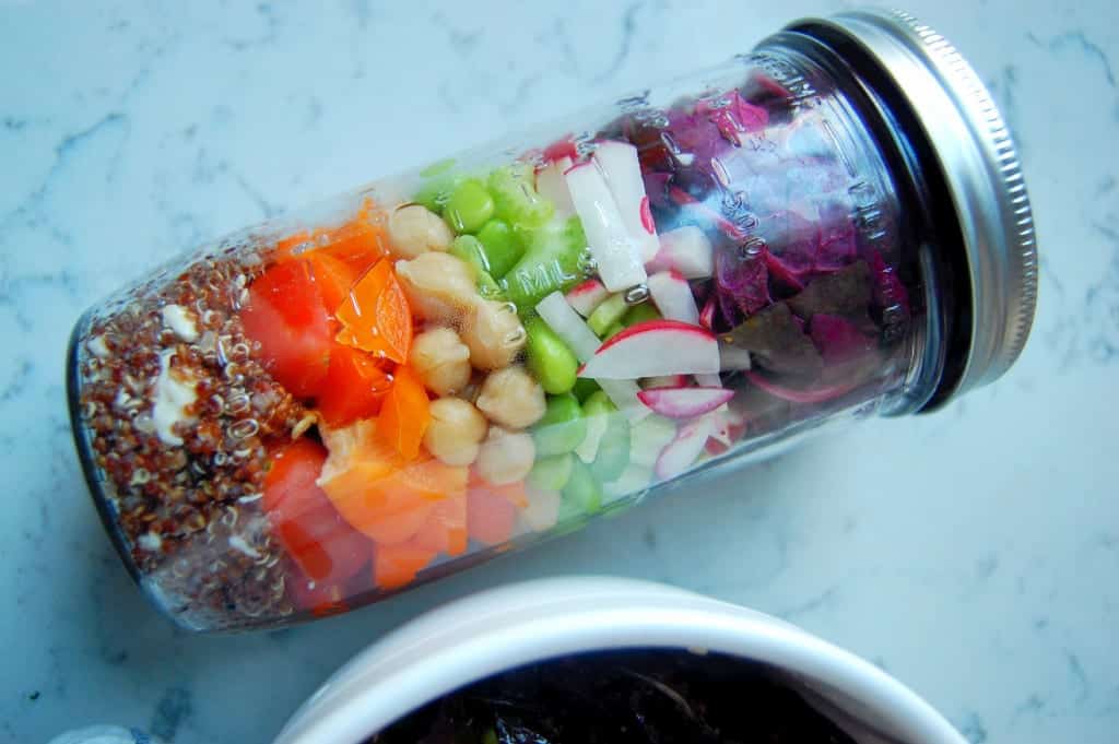 Hearty-Rainbow-Mason-Jar-Salads-for-the-week-vegetarian-uprootfromoregon.com_-1024x681
