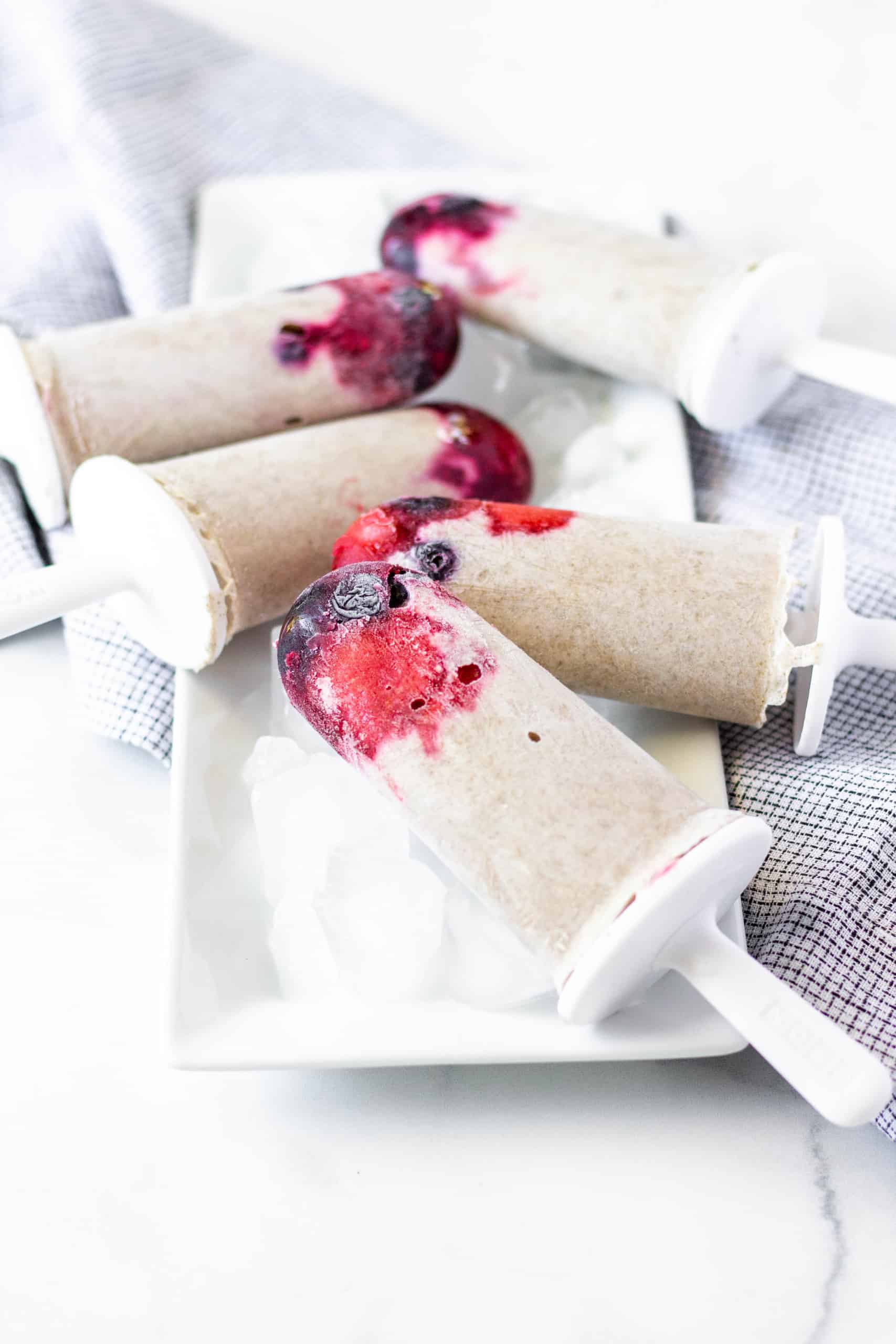 Berry Greek Yogurt Popsicles #berrypopsicle #healthypopsicle #glutenfree